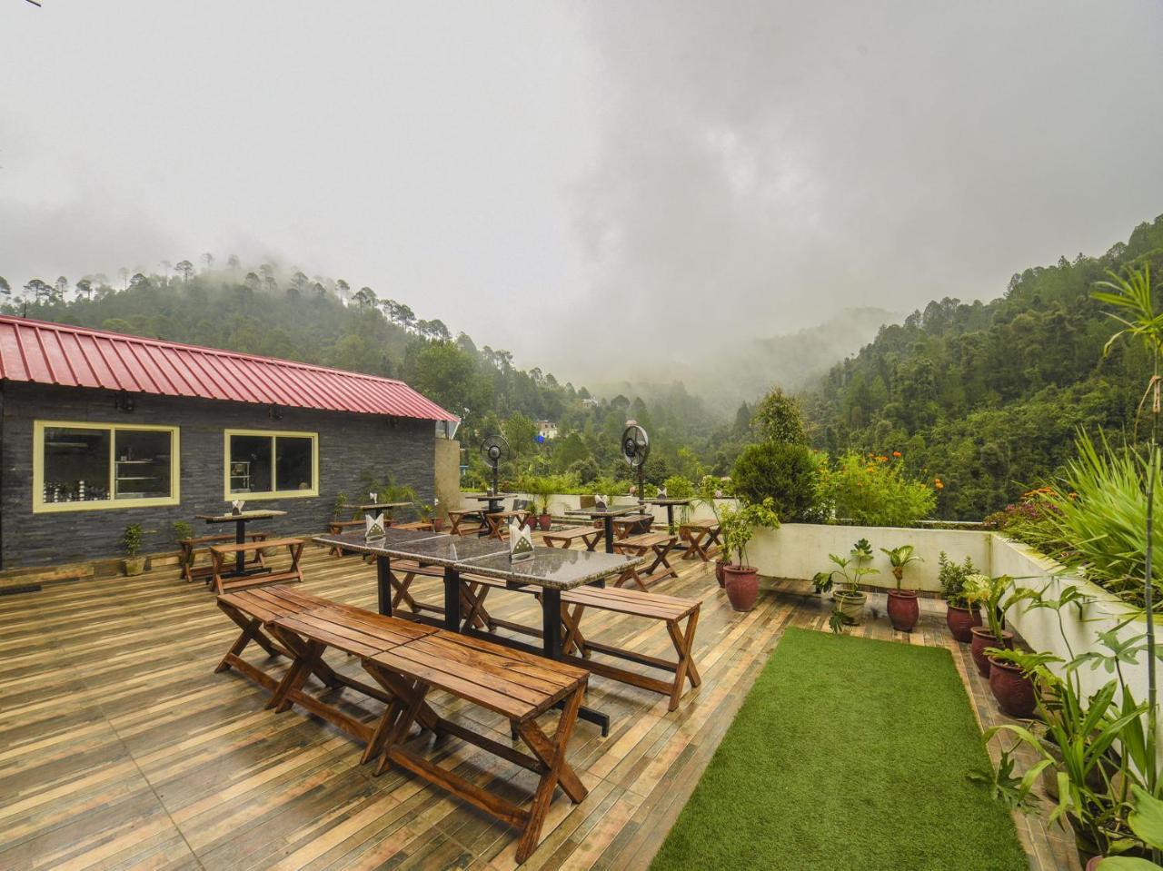 Oyo 7905 Holiday Inn Dalhousie Bagian luar foto